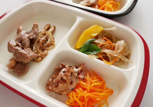 色とりどりのおかずが並んだ日替わり弁当