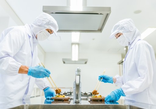 厨房で盛り付け作業をする調理スタッフ