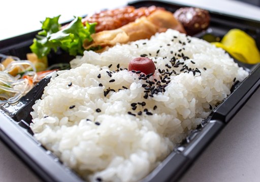 ごはんとおかずが詰められたお弁当