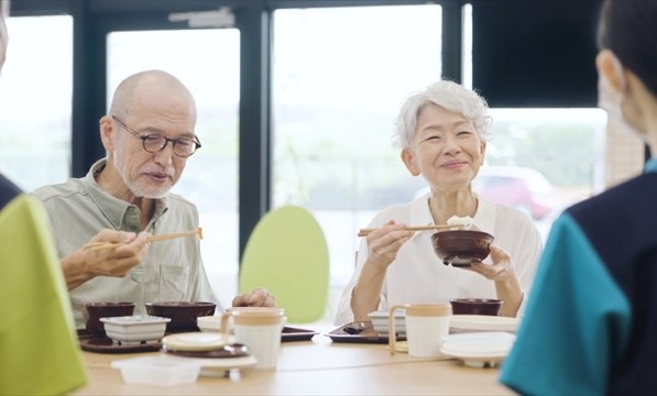 老人ホームの居室で食事をとる入居者
